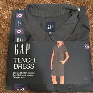 Gap tencel dress. Covers button placket. Front left chest pocket. Side pockets.